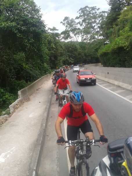Os ciclistas que fizerem esse trajeto, encontrarão uma subida forte no trecho final do trajeto. Foto: ciclistas na Rodovia Prefeito Bento Roger Domingues.